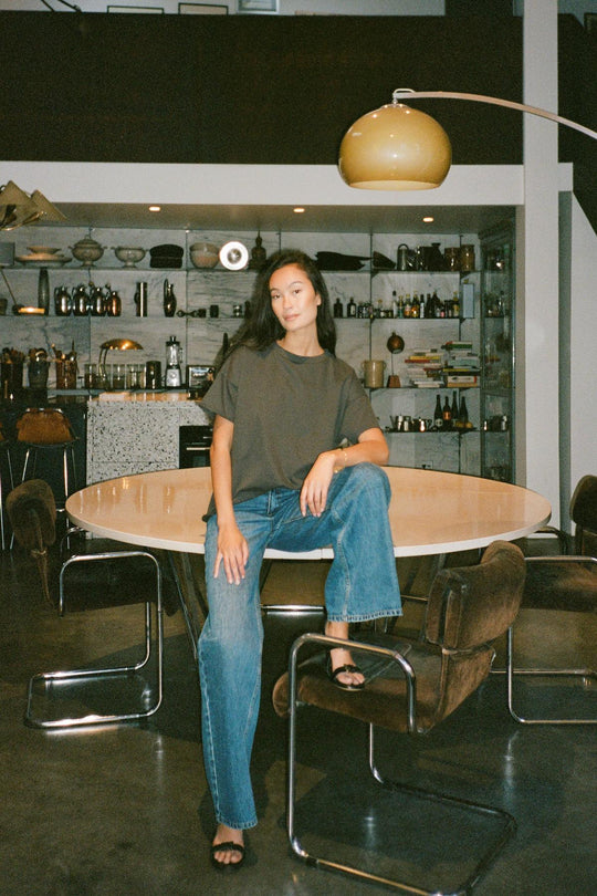 Rabens Saloner Margot Light Stretch Cropped T-shirt i faded black – oversized cropped t-shirt i økologisk bomuld.