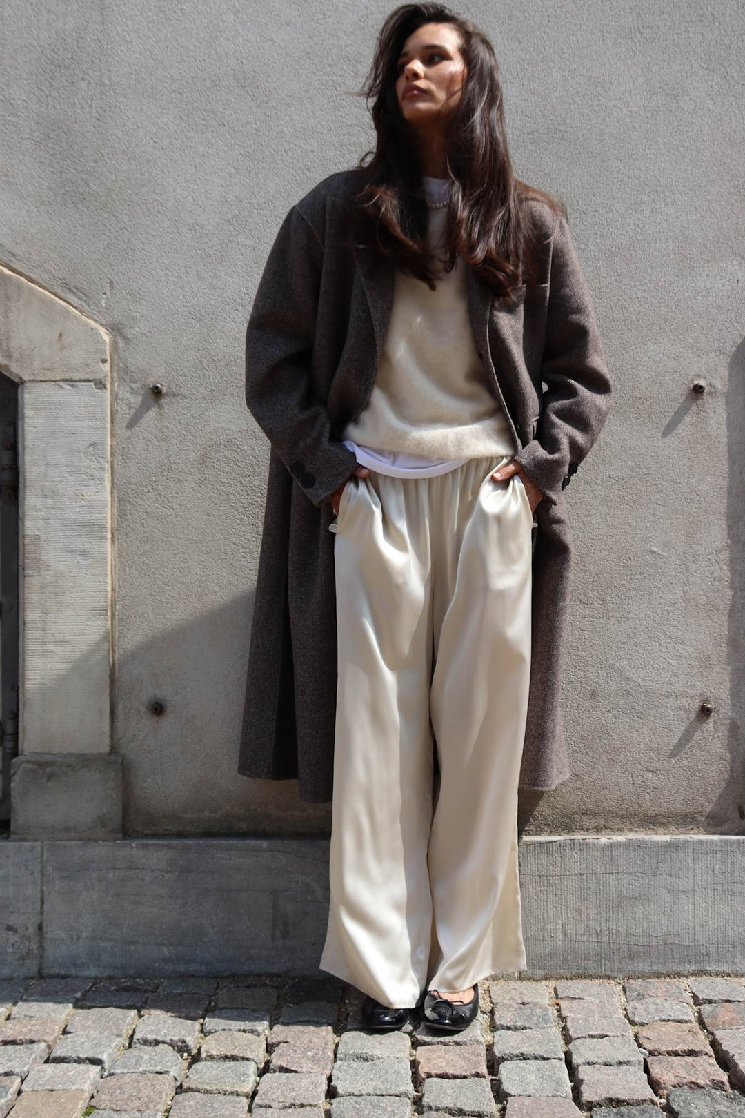 O'TAY Nabila Coat i Grey/Brown – lang uldfrakke med sildebensmønster, sidelommer og slids bagpå.
