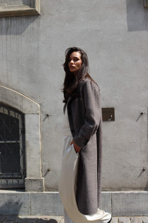 O'TAY Nabila Coat i Grey/Brown – lang uldfrakke med sildebensmønster, sidelommer og slids bagpå.
