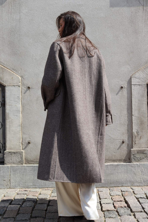 O'TAY Nabila Coat i Grey/Brown – lang uldfrakke med sildebensmønster, sidelommer og slids bagpå.
