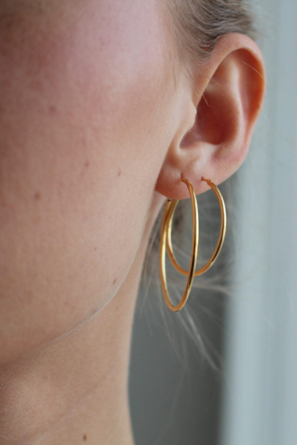 Alura Grace Hoop 04 – tynde kreoler i 18K guldbelagt 925 sterlingsølv med klassisk design og diameter på 3 cm.
