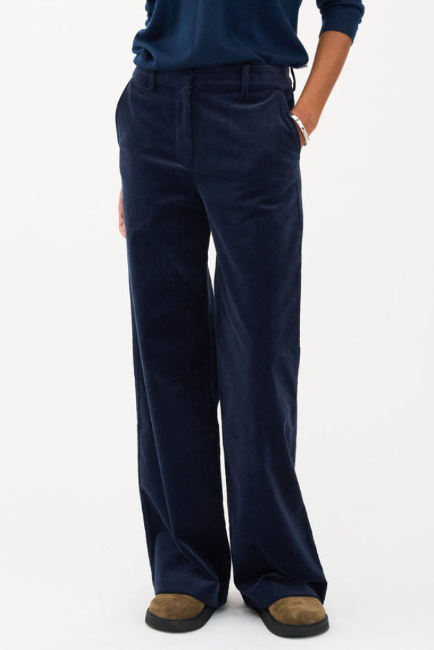 IVY Copenhagen Alice Wide Cord Pant -  corduroy-bukser med høj talje, brede ben og franske sidelommer i blød, ribbet kvalitet. CASSANDRA.DK

