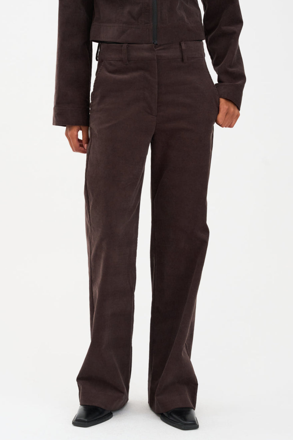 IVY Copenhagen Alice Wide Cord Pant i – højtaljede bukser med brede, lige ben i ribbet corduroy, franske sidelommer og hook-and-eye lukning. 
