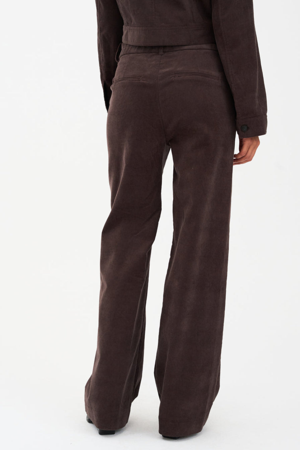 IVY Copenhagen Alice Wide Cord Pant i – højtaljede bukser med brede, lige ben i ribbet corduroy, franske sidelommer og hook-and-eye lukning. 
