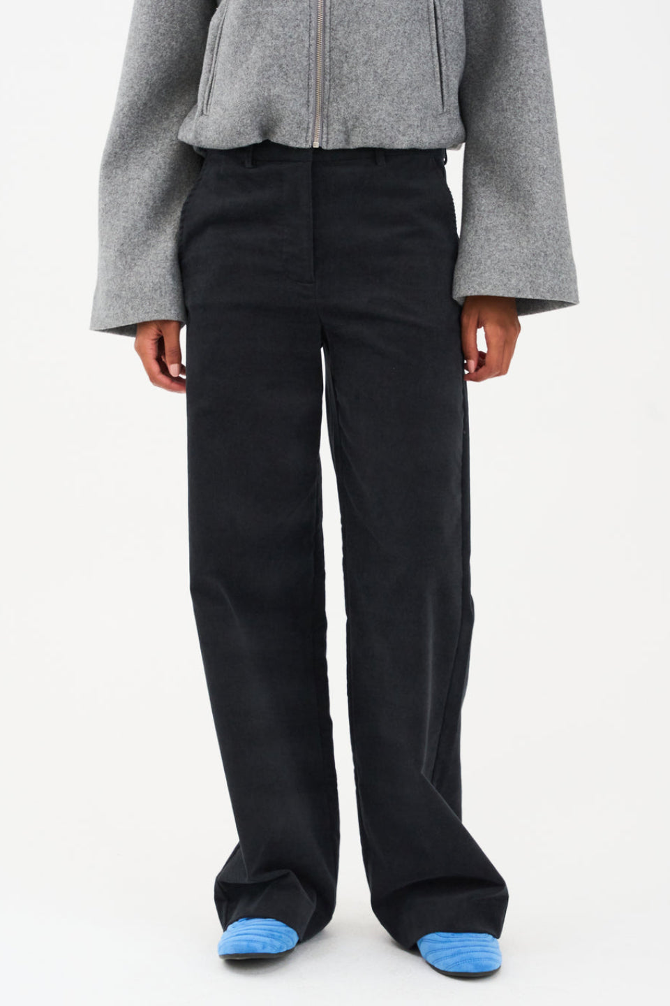 IVY Copenhagen Alice Wide Cord Pant i sort – højtaljede bukser med brede, lige ben i ribbet corduroy, franske sidelommer og hook-and-eye lukning.
