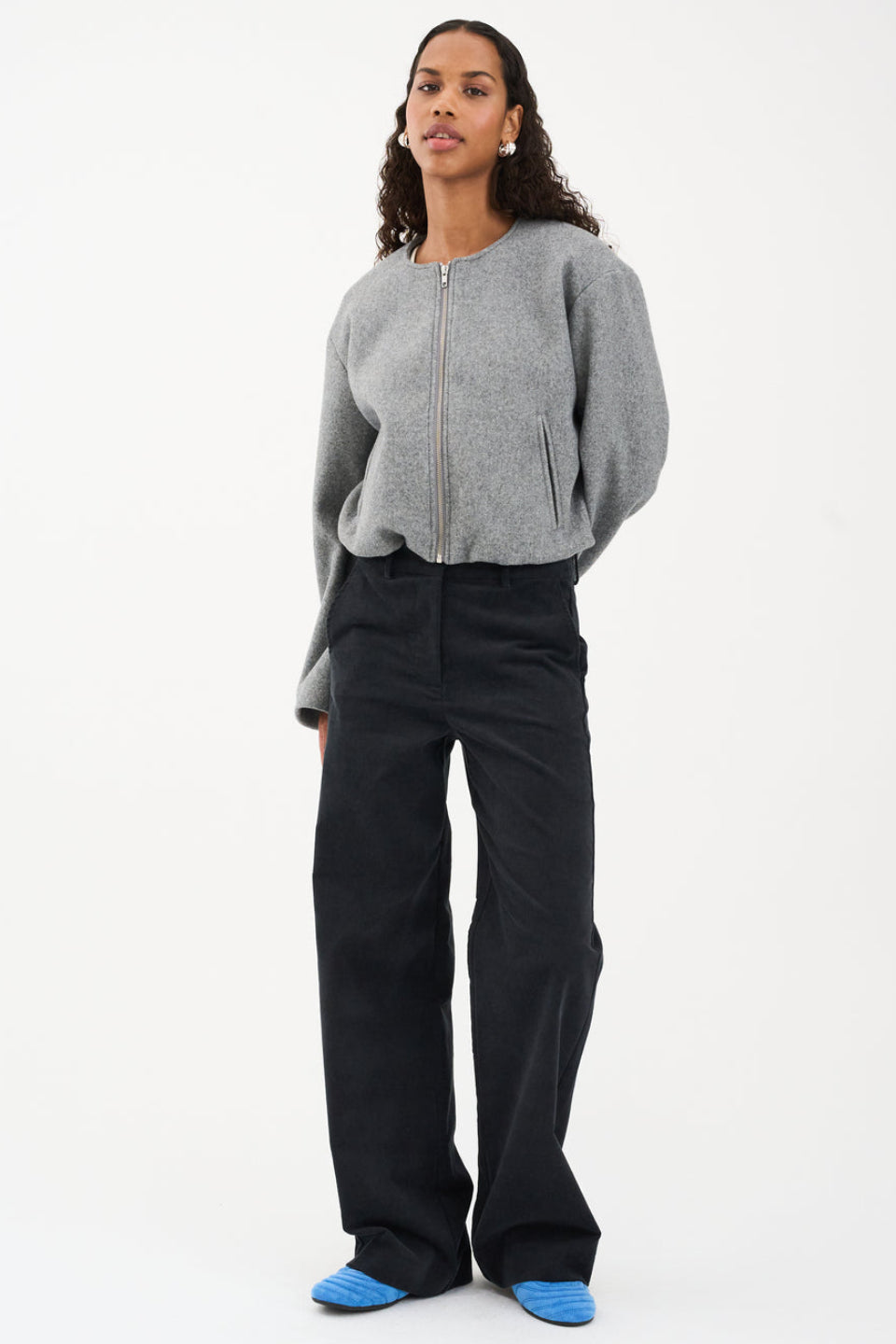 IVY Copenhagen Alice Wide Cord Pant i sort – højtaljede bukser med brede, lige ben i ribbet corduroy, franske sidelommer og hook-and-eye lukning.
