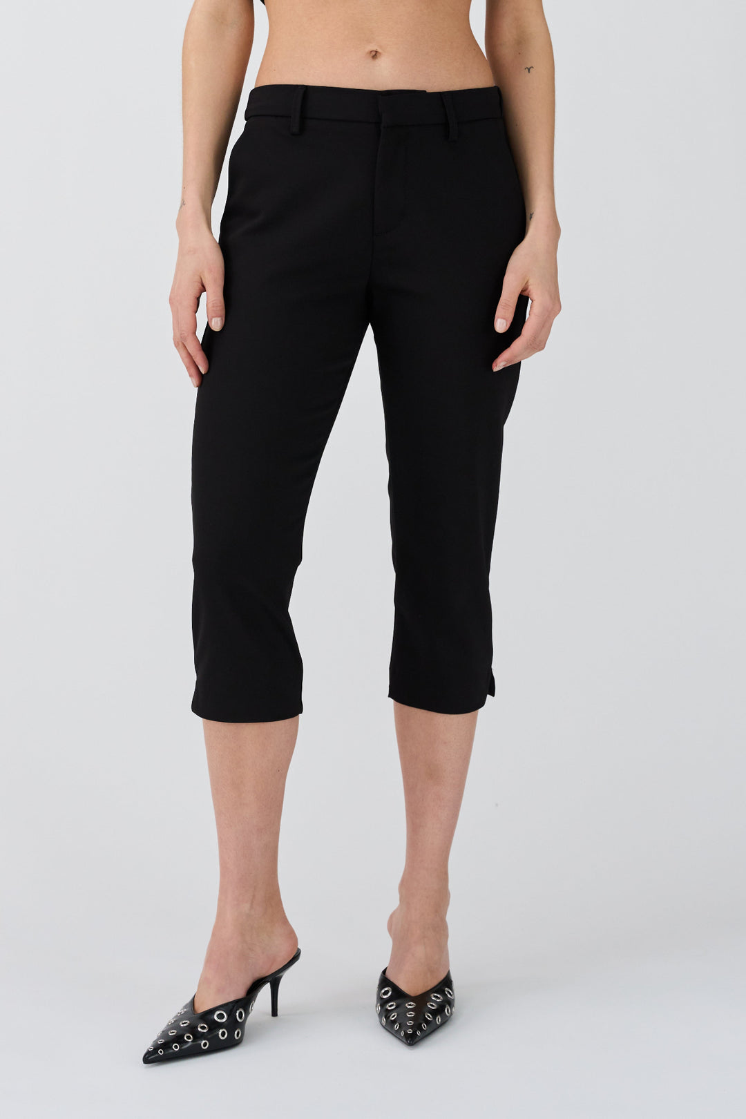 Sorte slim fit bukser fra IVY Copenhagen i blød bomuldsblanding med høj stretch og franske sidelommer. 