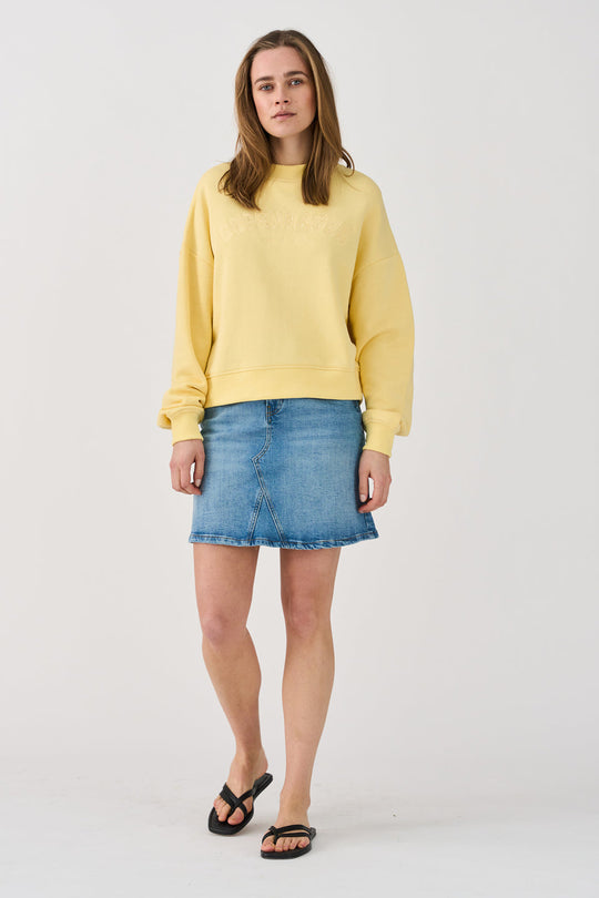 IVY Copenhagen Angie Wash Cadiz er en denim mini nederdel med A-line pasform, midt-høj talje og klassisk blå vask.