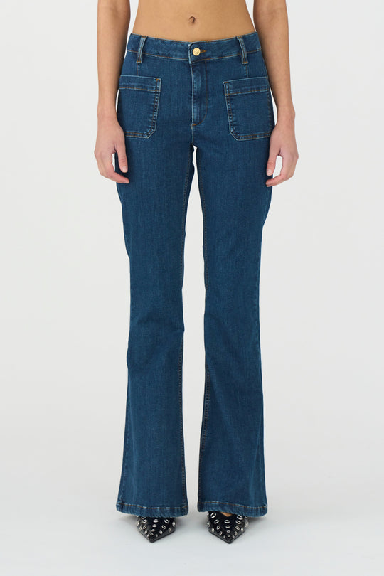 IVY Copenhagen Ann Charlotte Jeans – mid waist skinny fit med flared ben og stretch for ultimativ komfort.