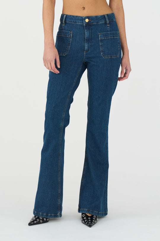 IVY Copenhagen Ann Charlotte Jeans – mid waist skinny fit med flared ben og stretch for ultimativ komfort.