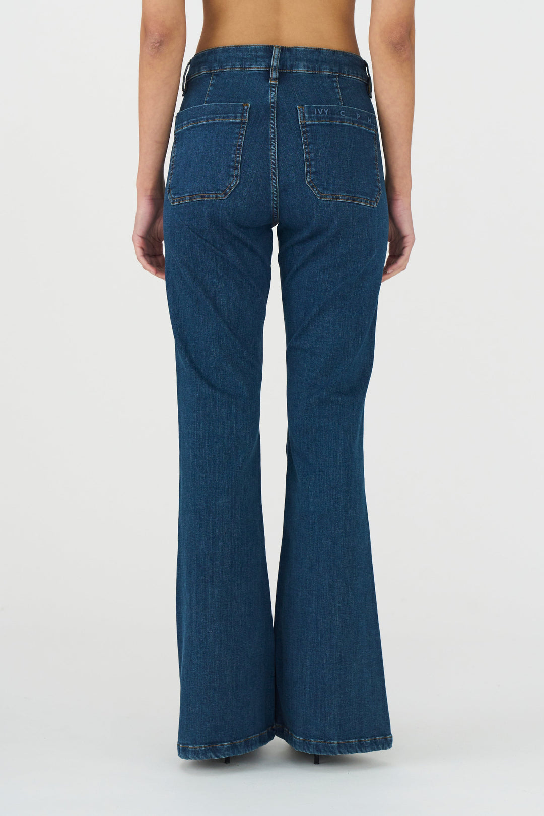 IVY Copenhagen Ann Charlotte Jeans – mid waist skinny fit med flared ben og stretch for ultimativ komfort.