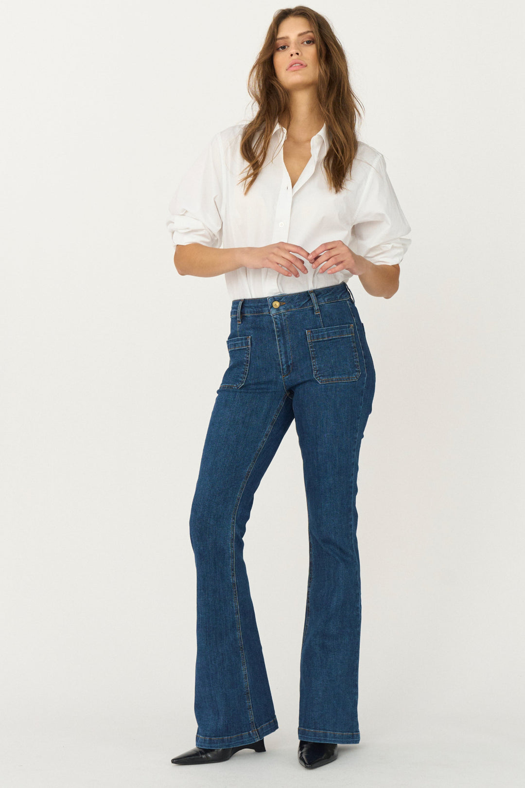 IVY Copenhagen Ann Charlotte Jeans – mid waist skinny fit med flared ben og stretch for ultimativ komfort.