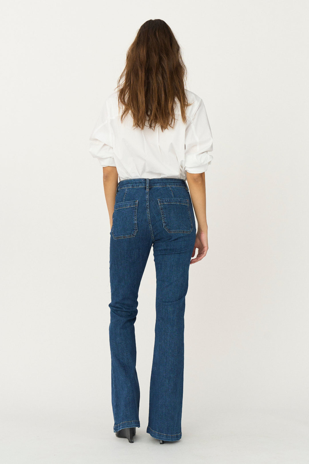 IVY Copenhagen Ann Charlotte Jeans – mid waist skinny fit med flared ben og stretch for ultimativ komfort.