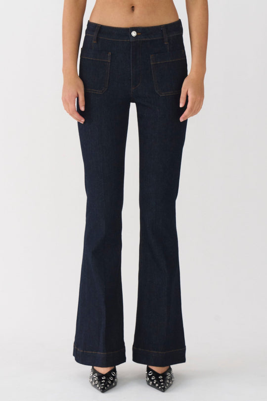 IVY Copenhagen Ann Charlotte Jeans i undone indigo - Flared jeans med mid-waist og patch lommer