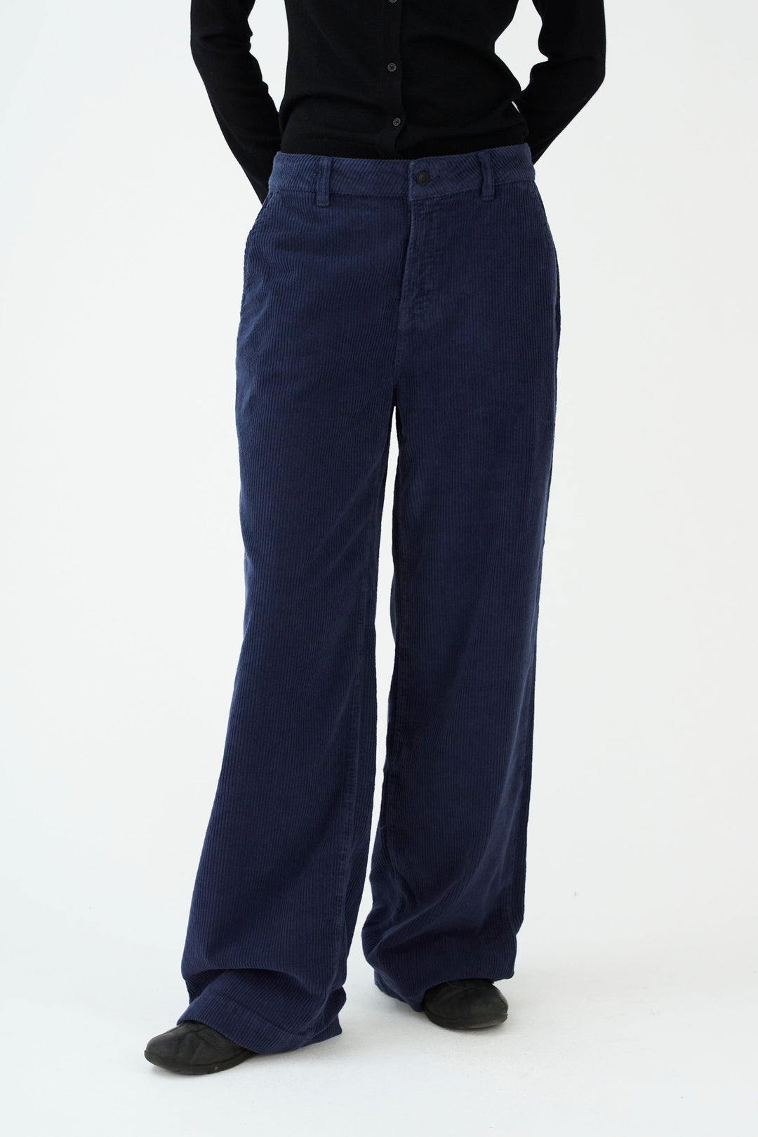 IVY-Augusta French Jeans i eksklusivt navy babyfløjl med høj talje og brede, lige ben.

