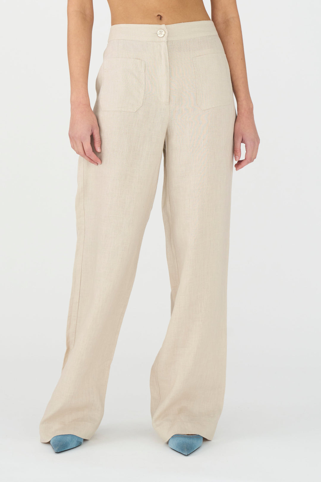 IVY Copenhagen Augusta 70's Linen Pant – højtaljede hørbukser med brede ben, forlommer og klassisk lukning. Let og stilfuld sommerfavorit. Cassandra.dk