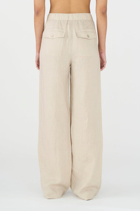 IVY Copenhagen Augusta 70's Linen Pant – højtaljede hørbukser med brede ben, forlommer og klassisk lukning. Let og stilfuld sommerfavorit. Cassandra.dk