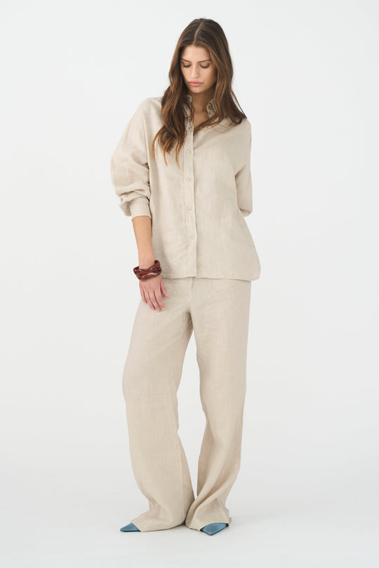 IVY Copenhagen Augusta 70's Linen Pant – højtaljede hørbukser med brede ben, forlommer og klassisk lukning. Let og stilfuld sommerfavorit. Cassandra.dk