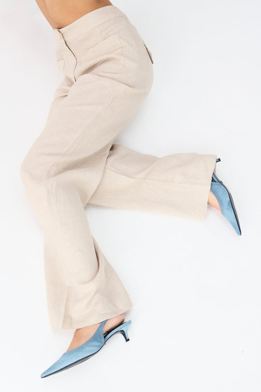 IVY Copenhagen Augusta 70's Linen Pant – højtaljede hørbukser med brede ben, forlommer og klassisk lukning. Let og stilfuld sommerfavorit. Cassandra.dk