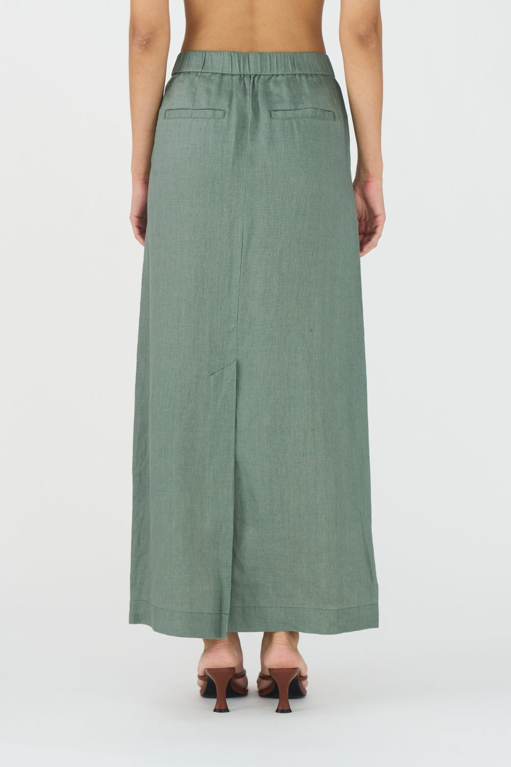 Opdag IVY Copenhagen Augusta 70's Linen Skirt i Dusty Steel Green – en åndbar, funktionel og stilfuld midi-nederdel. Tidløs og alsidig. 