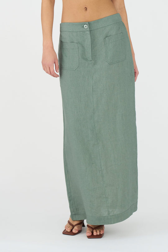Opdag IVY Copenhagen Augusta 70's Linen Skirt i Dusty Steel Green – en åndbar, funktionel og stilfuld midi-nederdel. Tidløs og alsidig. 