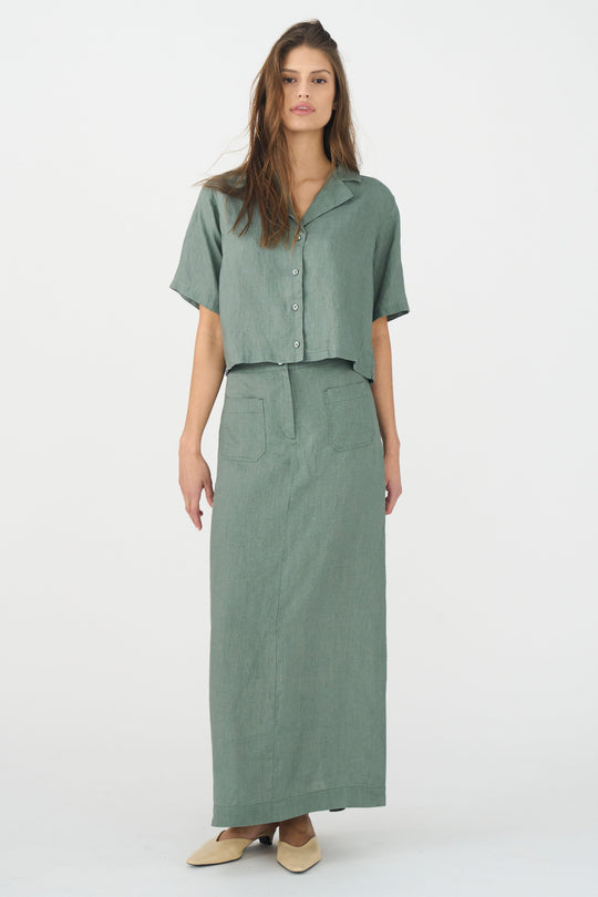 Opdag IVY Copenhagen Augusta 70's Linen Skirt i Dusty Steel Green – en åndbar, funktionel og stilfuld midi-nederdel. Tidløs og alsidig. 