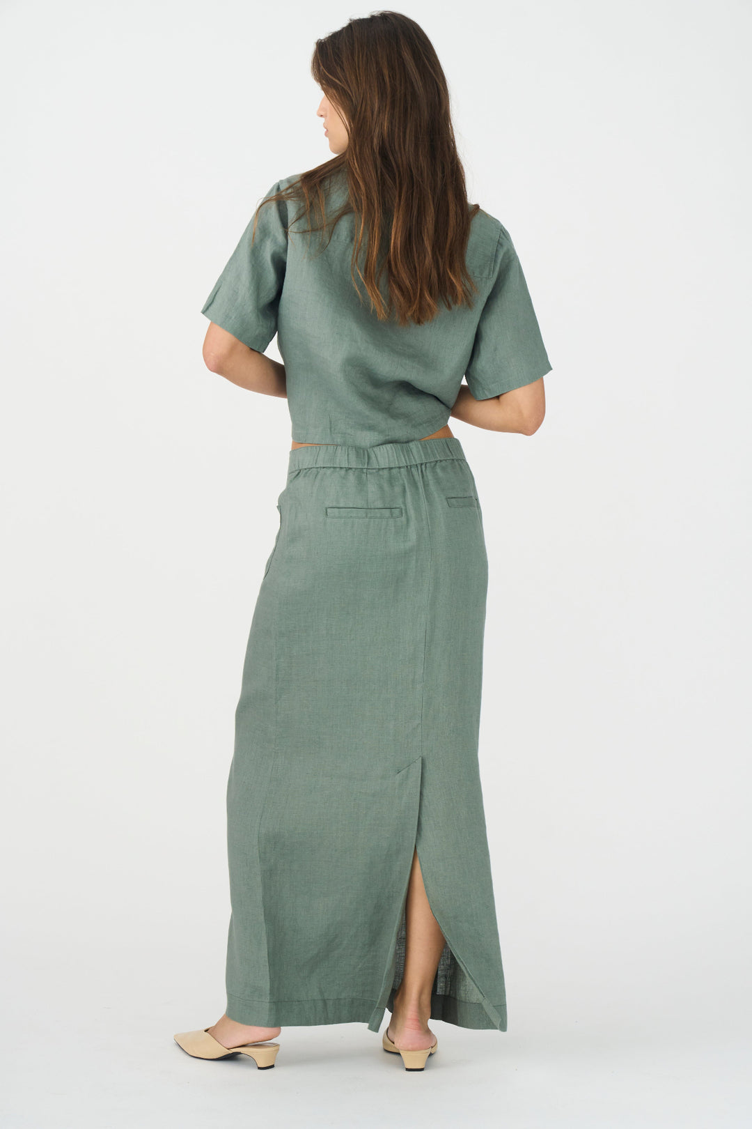 Opdag IVY Copenhagen Augusta 70's Linen Skirt i Dusty Steel Green – en åndbar, funktionel og stilfuld midi-nederdel. Tidløs og alsidig. 