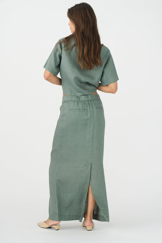 Opdag IVY Copenhagen Augusta 70's Linen Skirt i Dusty Steel Green – en åndbar, funktionel og stilfuld midi-nederdel. Tidløs og alsidig. 