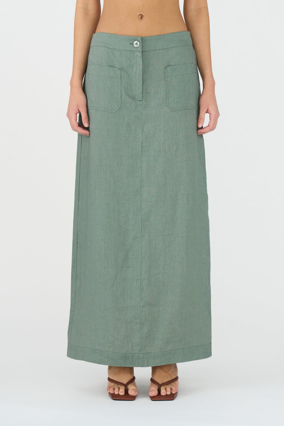 Opdag IVY Copenhagen Augusta 70's Linen Skirt i Dusty Steel Green – en åndbar, funktionel og stilfuld midi-nederdel. Tidløs og alsidig. 