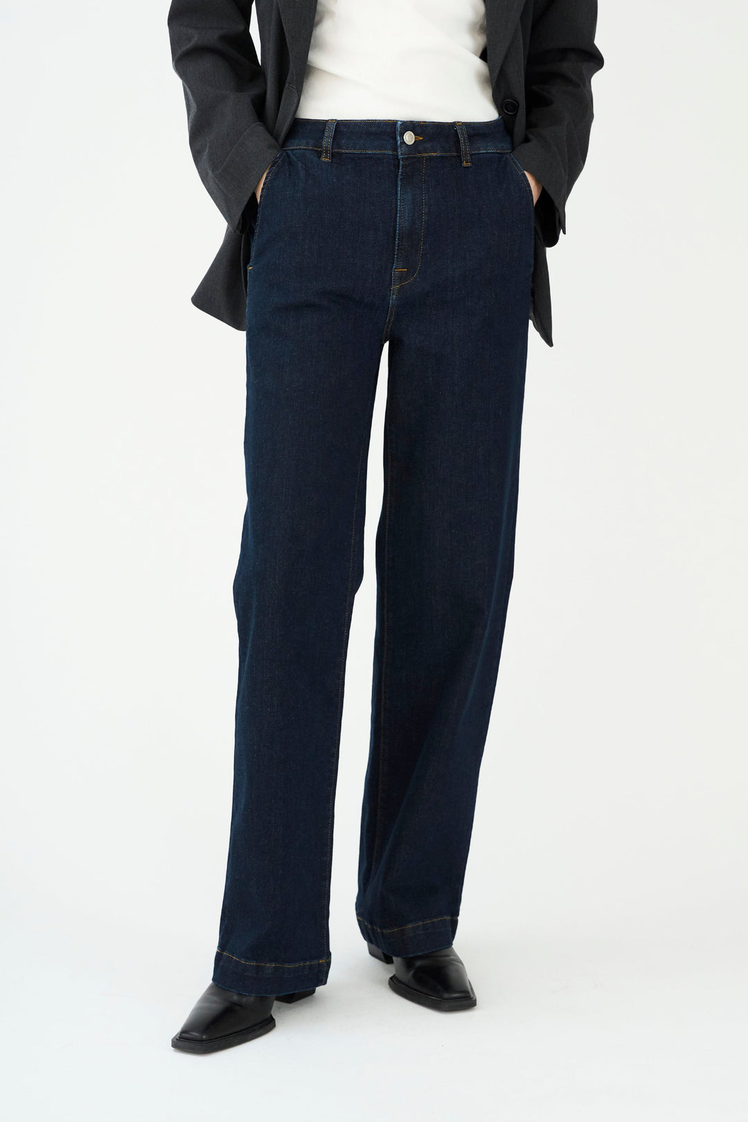 IVY Copenhagen Augusta French Wash Undone Indigo Jeans med høj talje, slim hofte og subtile vide ben. Bæredygtig stretch denim.