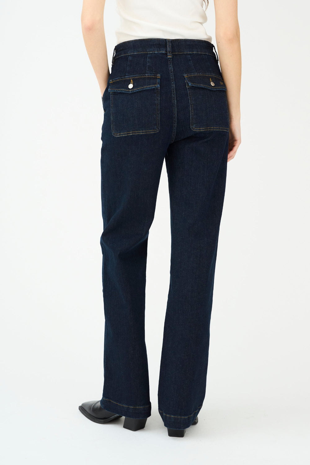 IVY Copenhagen Augusta French Wash Undone Indigo Jeans med høj talje, slim hofte og subtile vide ben. Bæredygtig stretch denim.