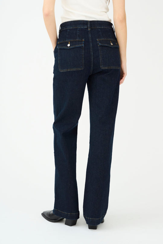 IVY Copenhagen Augusta French Wash Undone Indigo Jeans med høj talje, slim hofte og subtile vide ben. Bæredygtig stretch denim.