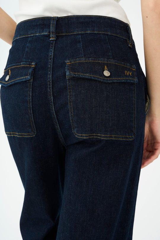 IVY Copenhagen Augusta French Wash Undone Indigo Jeans med høj talje, slim hofte og subtile vide ben. Bæredygtig stretch denim.