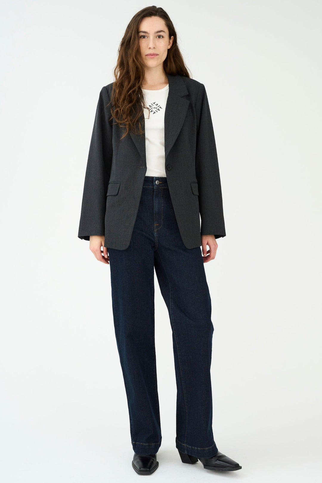 IVY Copenhagen Augusta French Wash Undone Indigo Jeans med høj talje, slim hofte og subtile vide ben. Bæredygtig stretch denim.