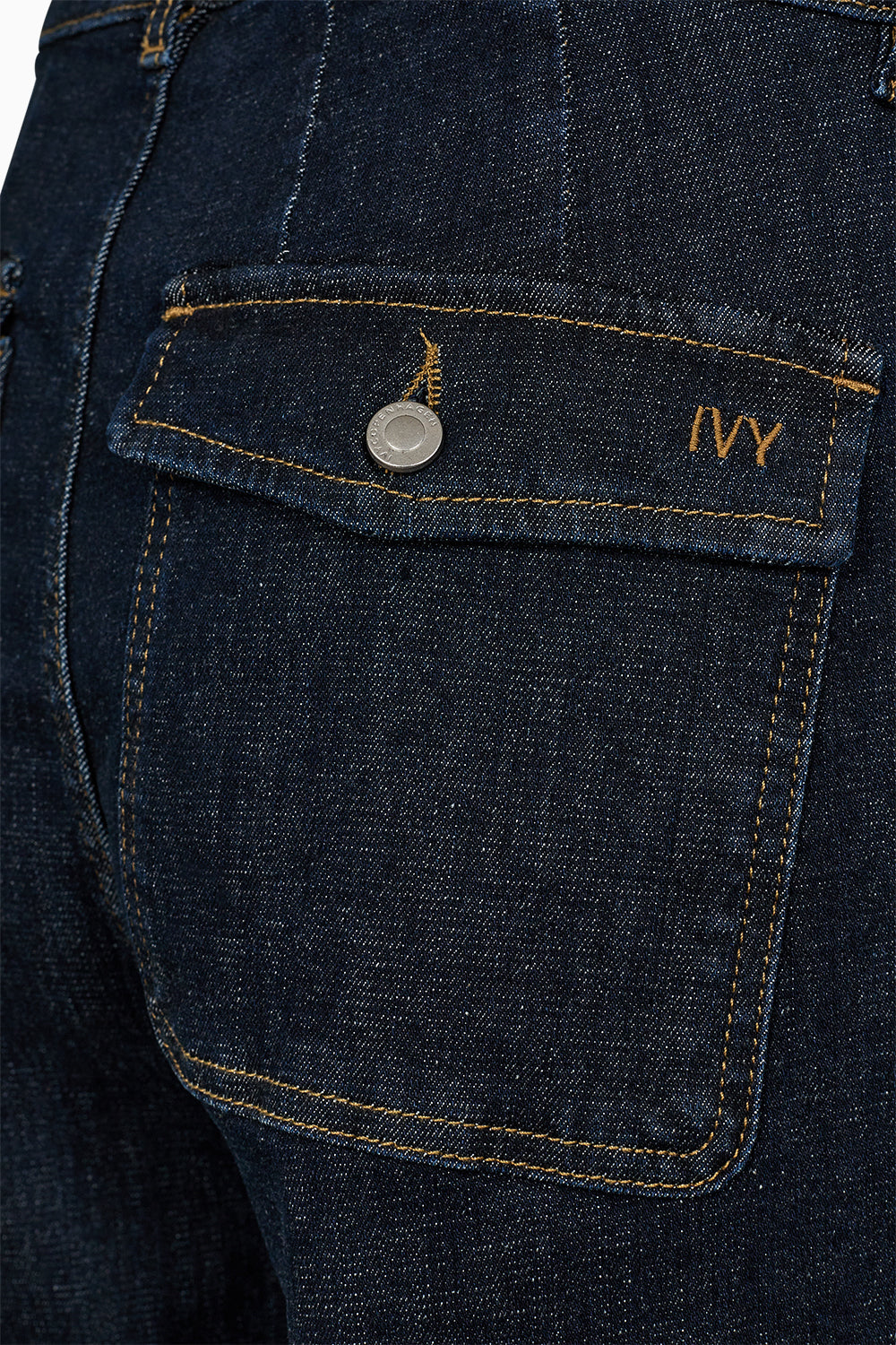 IVY Copenhagen Augusta French Wash Undone Indigo Jeans med høj talje, slim hofte og subtile vide ben. Bæredygtig stretch denim.