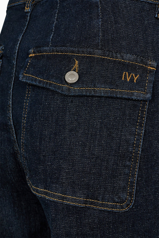 IVY Copenhagen Augusta French Wash Undone Indigo Jeans med høj talje, slim hofte og subtile vide ben. Bæredygtig stretch denim.