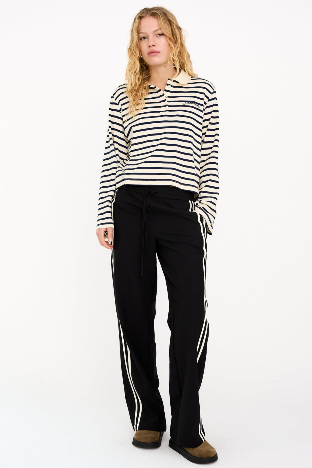 IVY Copenhagen Augusta Sporty Pant i black – bukser med elastisk talje og sporty sidestriber.