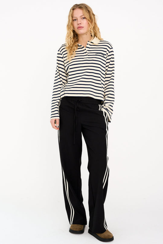 IVY Copenhagen Augusta Sporty Pant i black – bukser med elastisk talje og sporty sidestriber.