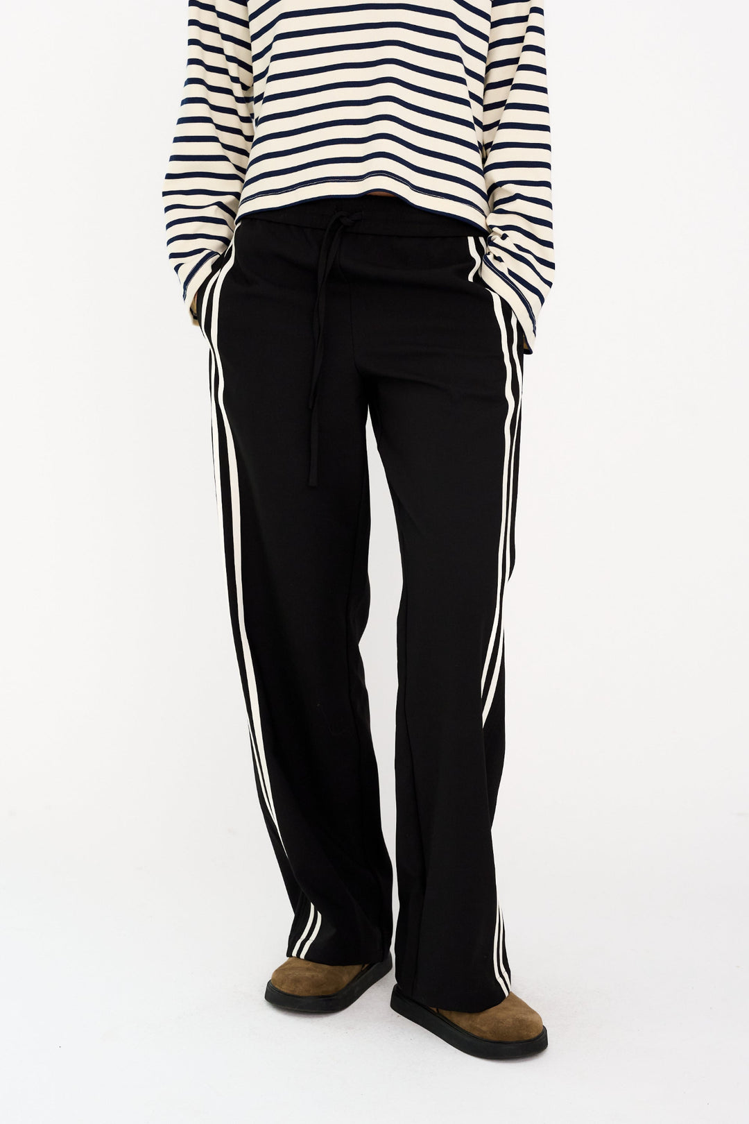 IVY Copenhagen Augusta Sporty Pant i black – bukser med elastisk talje og sporty sidestriber.