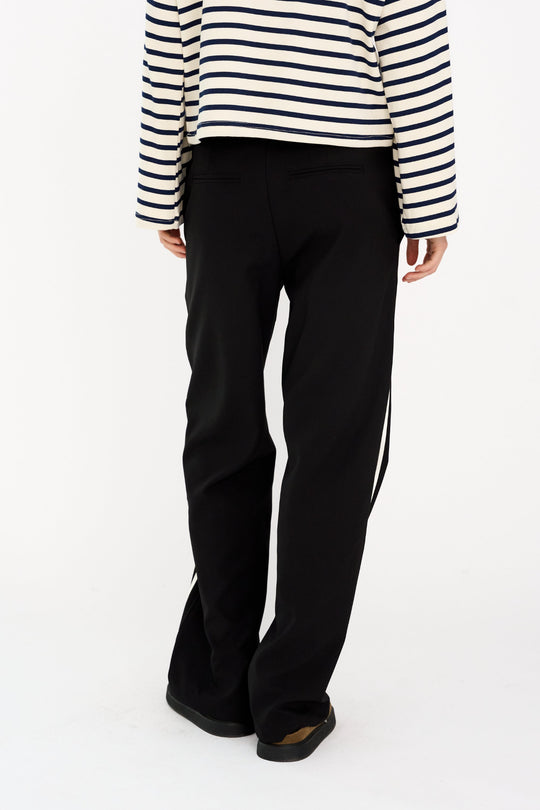 IVY Copenhagen Augusta Sporty Pant i black – bukser med elastisk talje og sporty sidestriber.