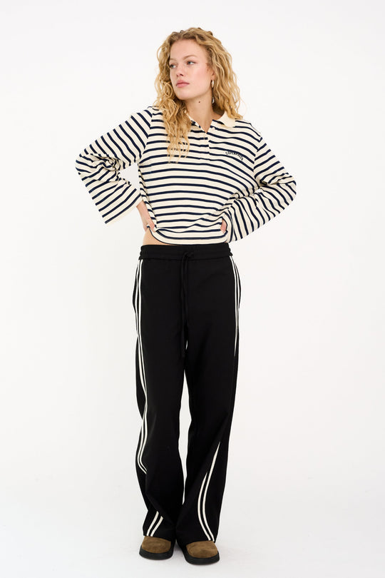 IVY Copenhagen Augusta Sporty Pant i black – bukser med elastisk talje og sporty sidestriber.