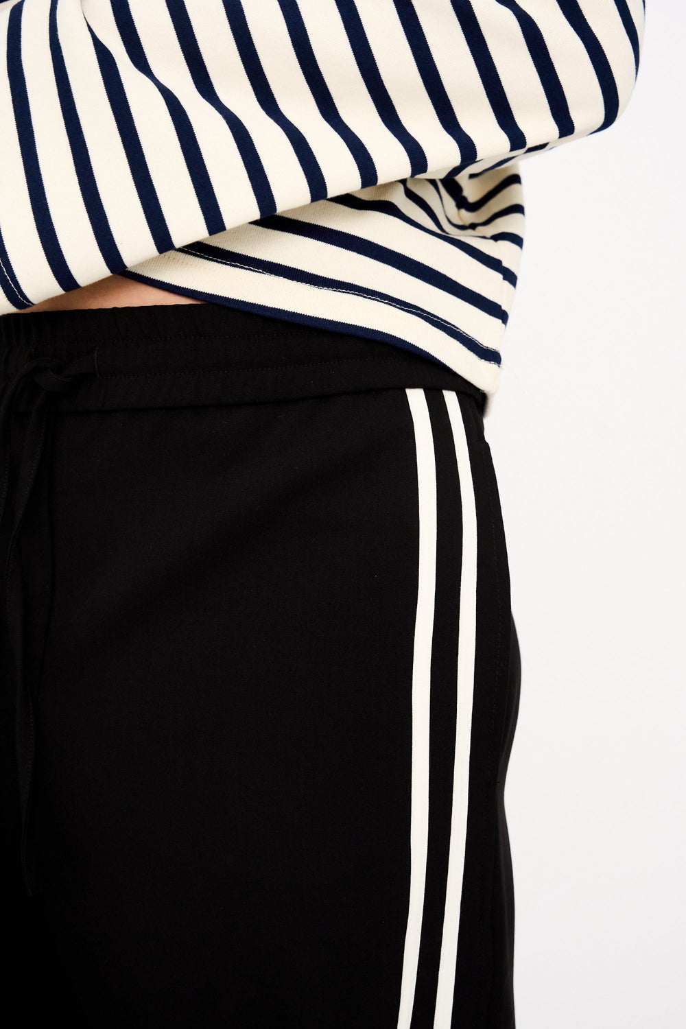 IVY Copenhagen Augusta Sporty Pant i black – bukser med elastisk talje og sporty sidestriber.
