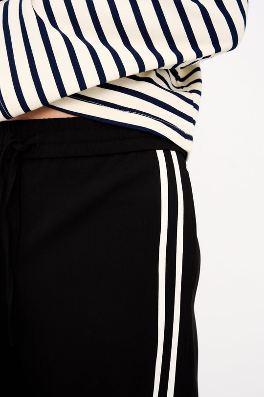 IVY Copenhagen Augusta Sporty Pant i black – bukser med elastisk talje og sporty sidestriber.