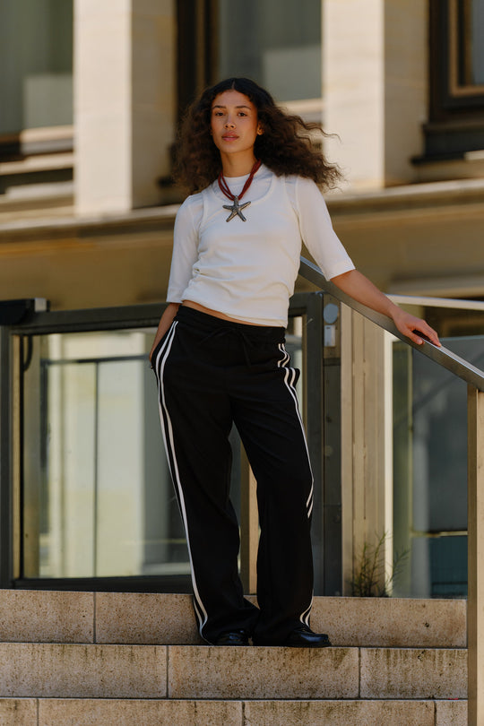 IVY Copenhagen Augusta Sporty Pant i black – bukser med elastisk talje og sporty sidestriber.