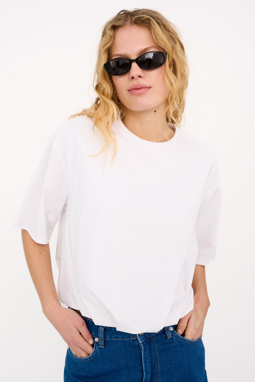 IVY Copenhagen Baily Balloon T-shirt i hvid med oversized pasform og elastisk kant.