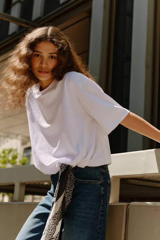 IVY Copenhagen Baily Balloon T-shirt i hvid med oversized pasform og elastisk kant.