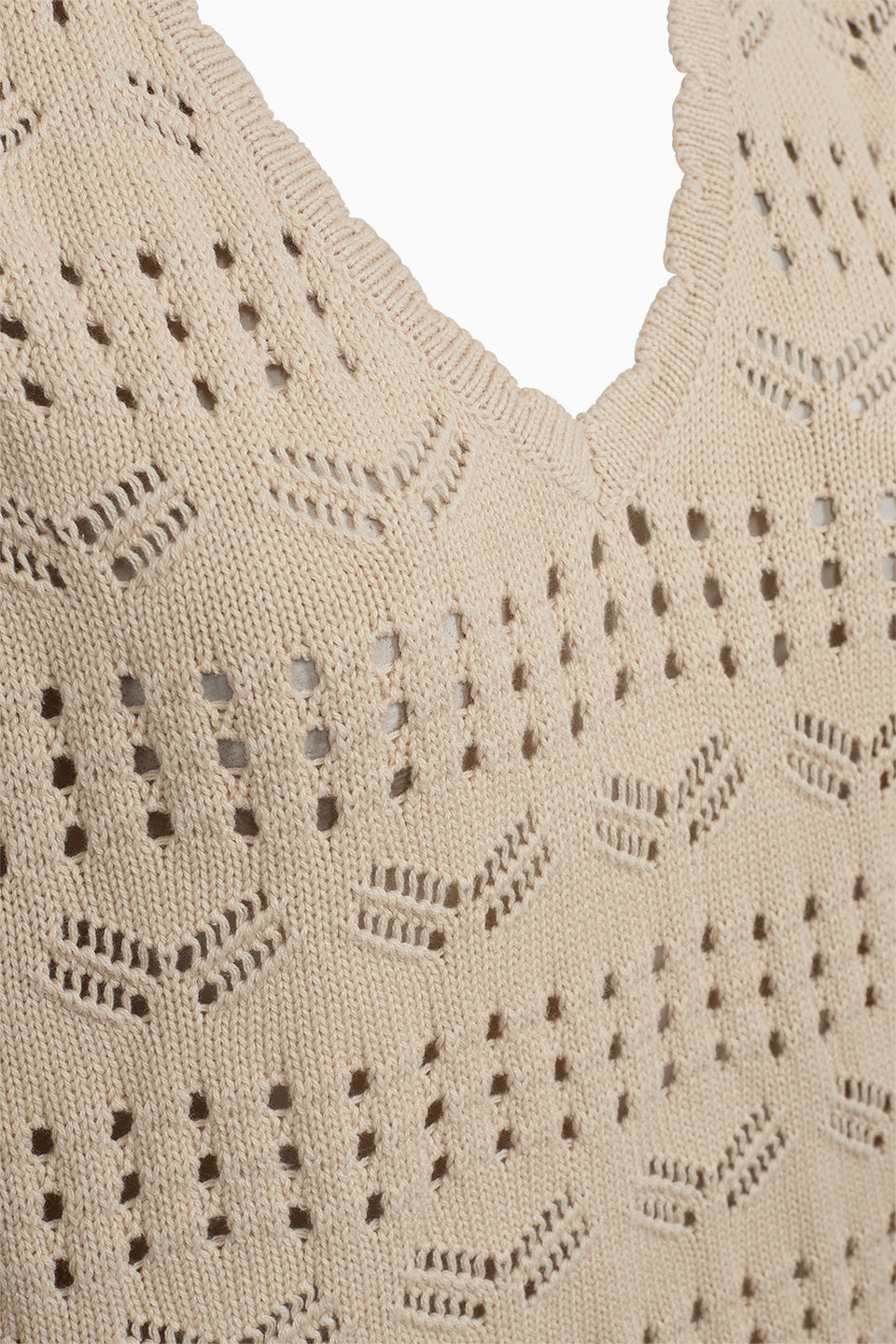 IVY Copenhagen Breeze Crochet tanktop i ecru med V-udskæring.