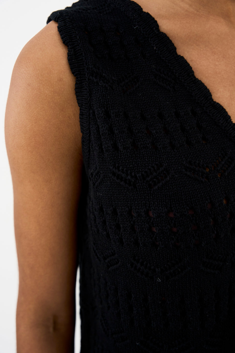 IVY Copenhagen Breeze Crochet tanktop i SORT med V-udskæring.