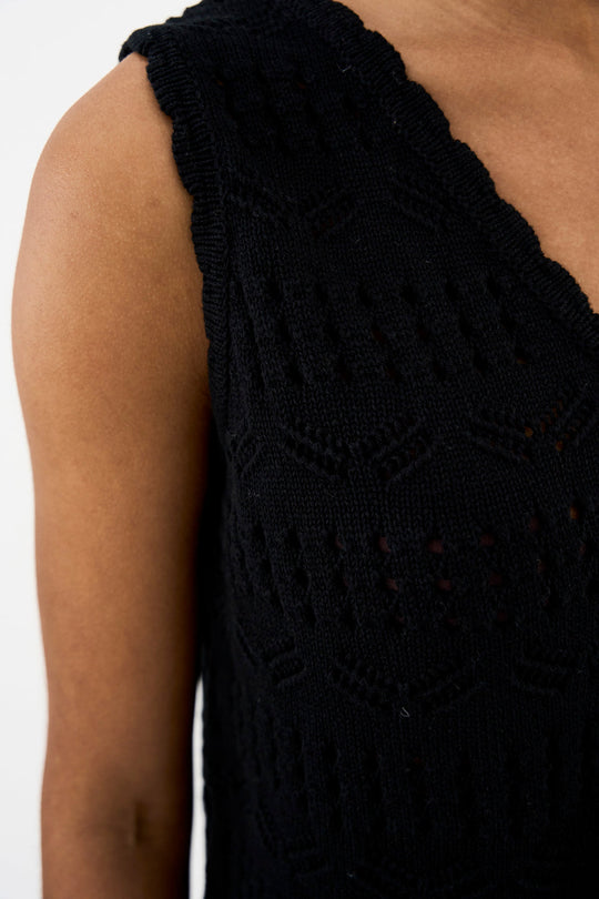 IVY Copenhagen Breeze Crochet tanktop i SORT med V-udskæring.