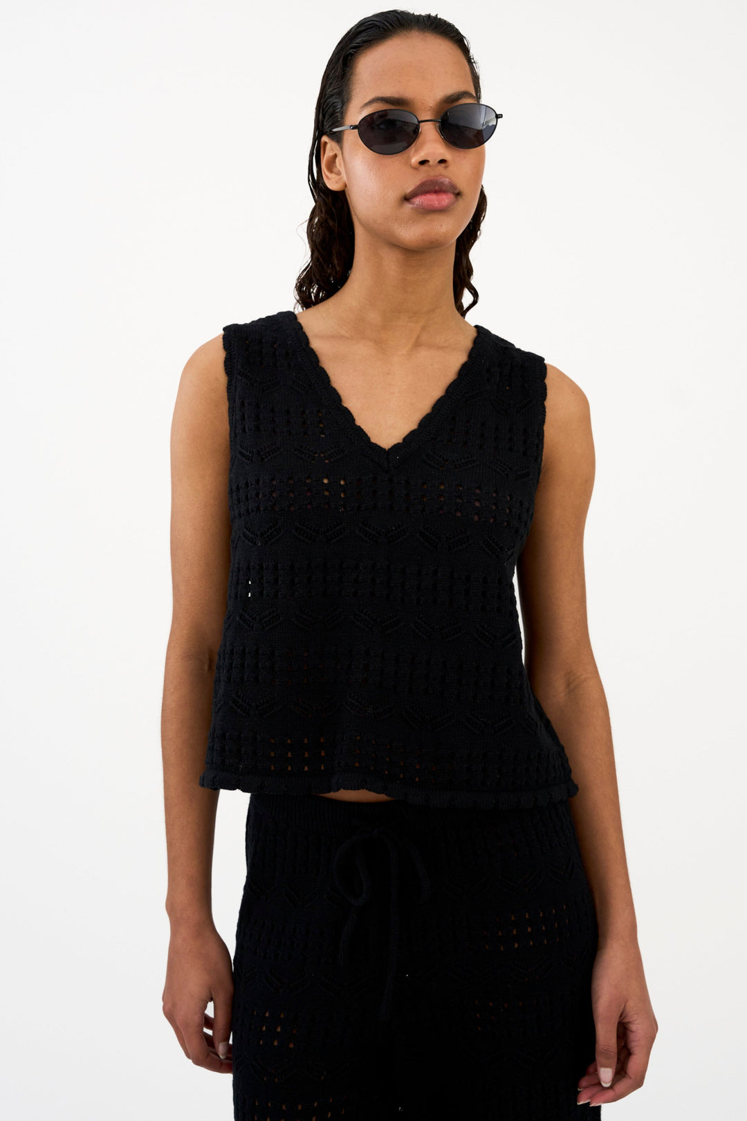 IVY Copenhagen Breeze Crochet tanktop i SORT med V-udskæring.